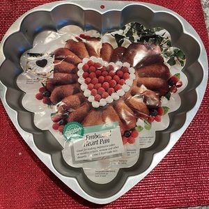NWT Wilton Embossed Heart Pan